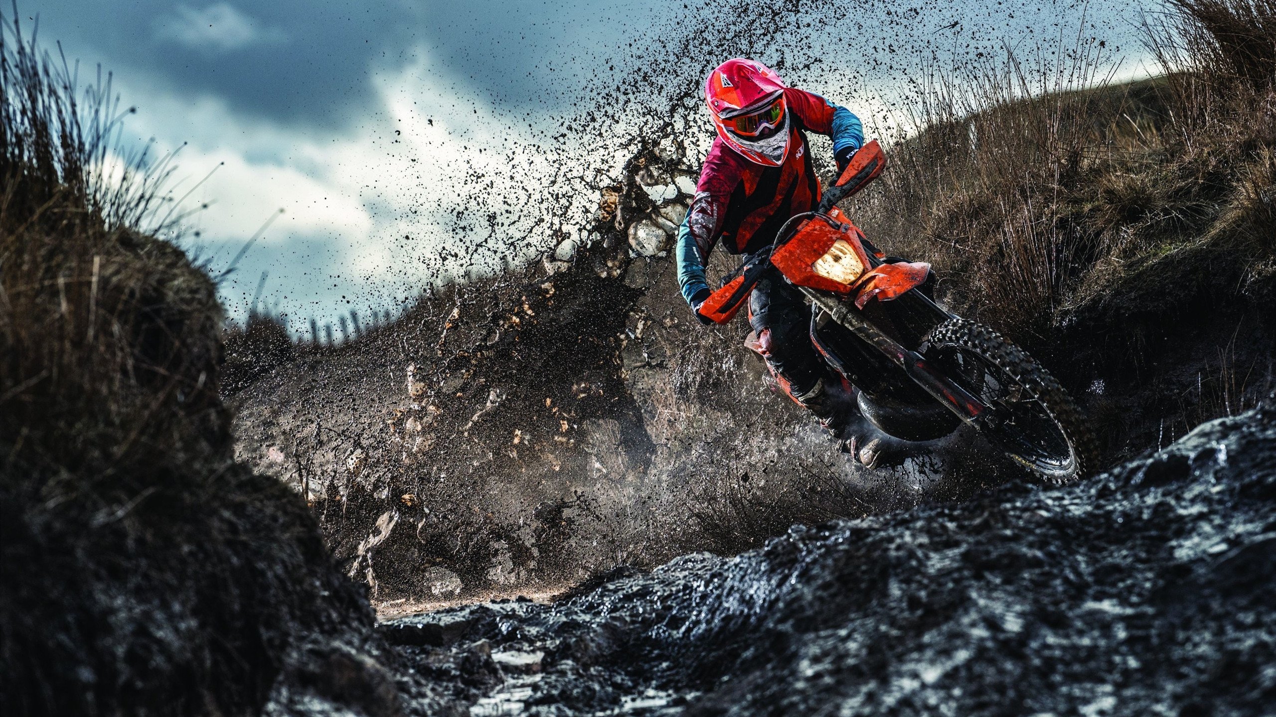 法甲天王之战：巴黎PK马赛，冠军归属悬念重重，巴黎对阵马赛现场球迷竖起巨幅龙珠tifo