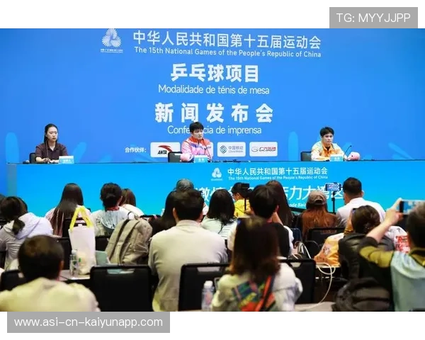 可爱！林诗栋穿海南队服出发全运会，像小芒果，球迷送苹果祝他平平安安